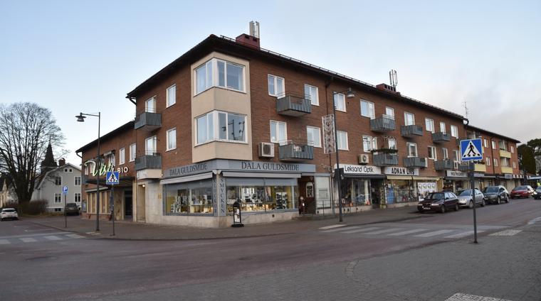 Byggnadsföreningen Sveas modernistiska affärs– och bostadshus med tegelfasad, putsade burspråk och ursprungliga balkongfronter med smidesskrank. Bottenvåningen markeras med stora skyltfönster som omfattas av marmorskivor.