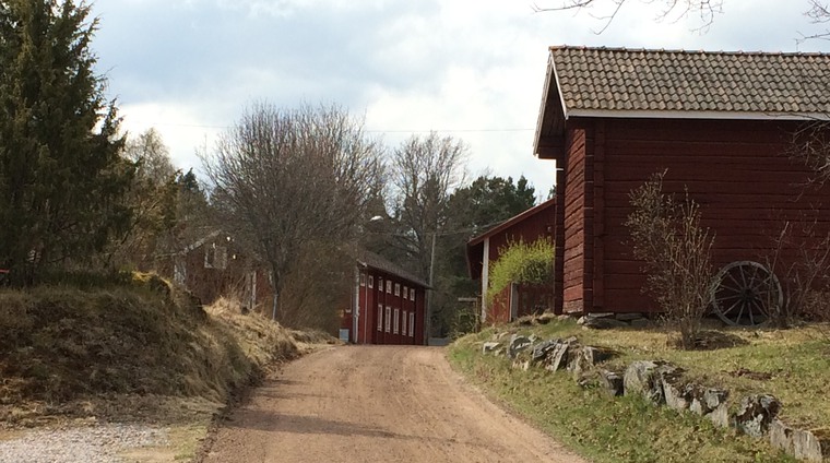 En grusväg i en Leksandsby