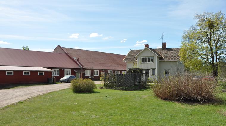 Översikt över före detta Norsbro sågverk, nuvarande Allmogesnickerier med tillhörande bostadshus i form av ett dubbelkorsplanshus. 