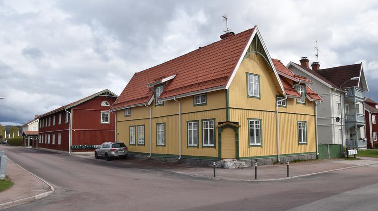 Säregen villa med inslag av jugend och snickarglädje på Tregården 15. 