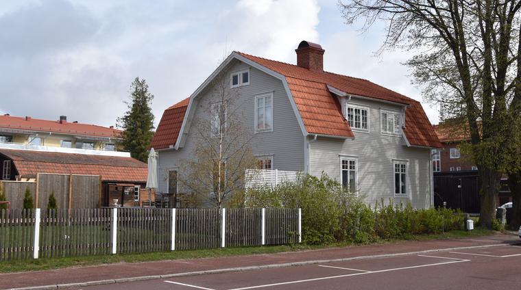 Flera av de småhus som byggdes i kvarteret Trädgården hade ursprungligen tidstypisk jugendkaraktär med exempelvis korspostfönster med småspröjsade överlufter och mansardtak.