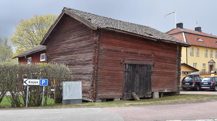 n. Byggnaden är liksom längan med stall och stuga på föregående uppslag en av få kvarvarande byggnader som kan berätta om bondesamhällets timmerhuskultur på sydöstra Noret.
