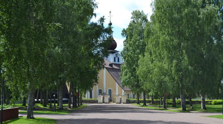 Bild på Leksands kyrka tagen från kyrkvallen.