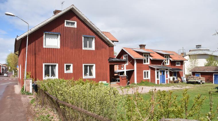 Gården på Grönstedt 12 med gårdshus.