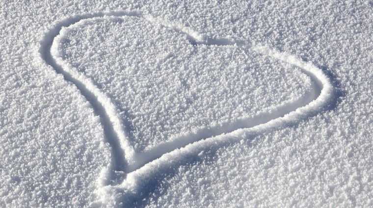 Fota av ett hjärtat ritat i snön