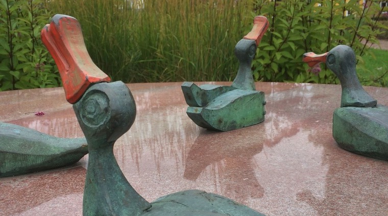 Bild på skulpturen ankorna i Clasparken, Insjön