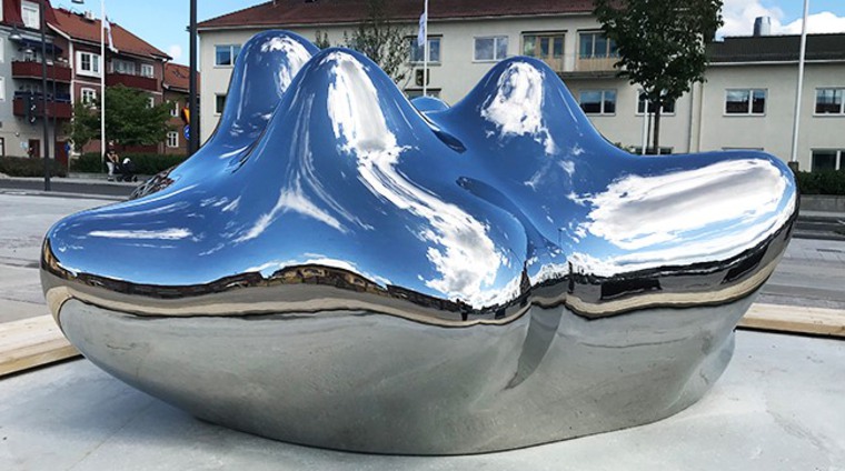 Skulpturen Berg och dalar på Torget i Leksand