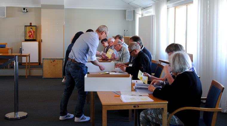 Politikerna i valnämnden räknar röster i EU-valet i kommunhusets plenisal. 