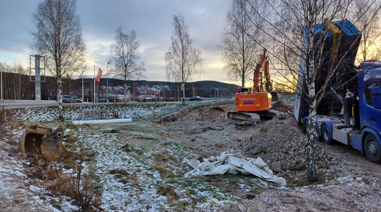 Grävning för dragning av ny el till Limsjöänget.