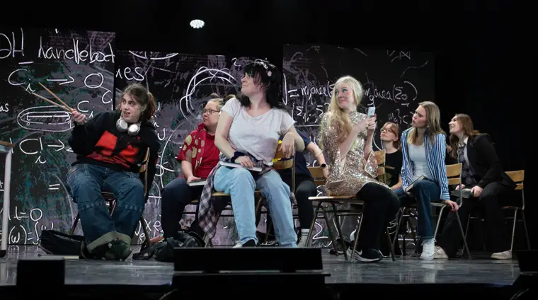 En grupp människor som sitter uppe på scenen.