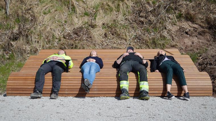 Fyra medarbetare från Leksands kommun ligger på en av de nya solbänkarna vid Solvändan.