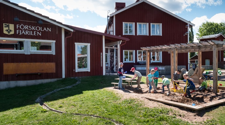 Flera barn som leker på förskolan Fjärilens gård.