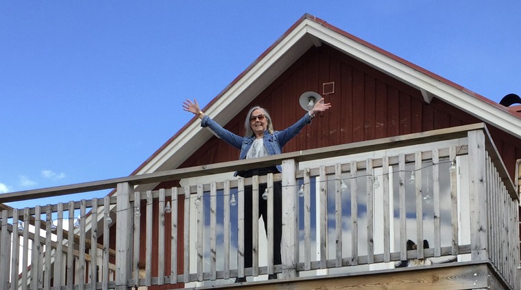 Agneta Kallur som står på en balkong.