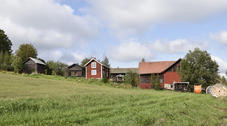 Högt belägen kringbyggd gård väster om majstångsplatsen. Foto: Kristoffer Ärnbäck, Dalarnas museum.