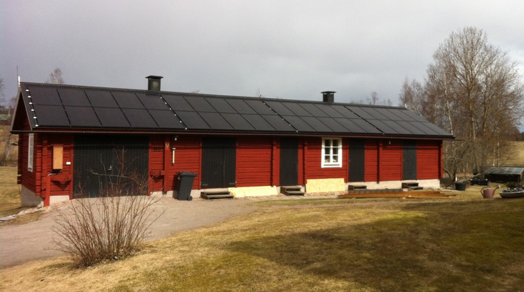 Bild på hus med solelanläggning på taket.