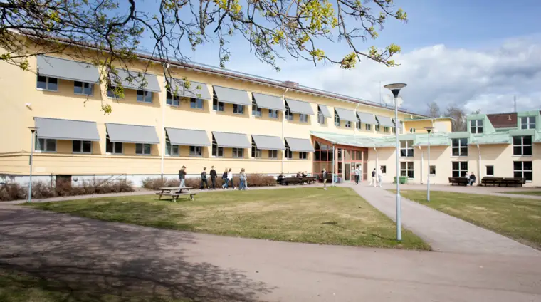 Bild på gymnasiets innergård