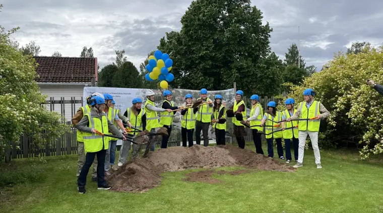 Ett symboliskt spadtag för byggstart av utbyggnaden på Edshultsgården.