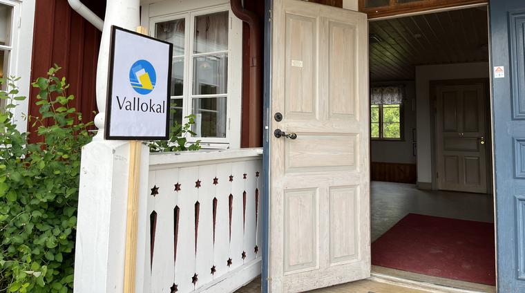 Ingången till en vallokal i Leksands kommun, där dörren står öppen för att välkomna besökare in.