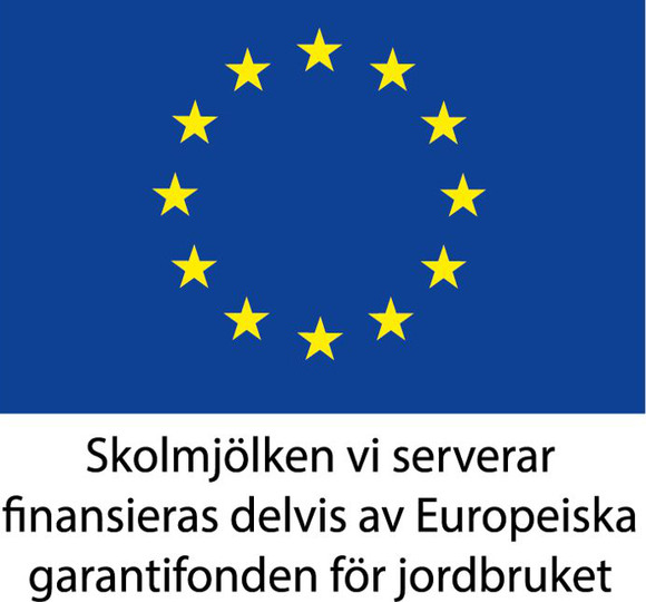 EU-flaggan med blå bakgrund och en ring med 12 gula stjärnor och texten: Skolmjölken vi serverar finansieras delvis av Europeiska garantifonden för jordbruket.