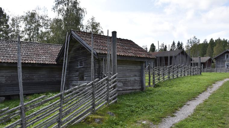 Fägata kantad av gärdesgårdar och ålderdomliga grånade timmerhus i södra delen av Ljusbodarna.